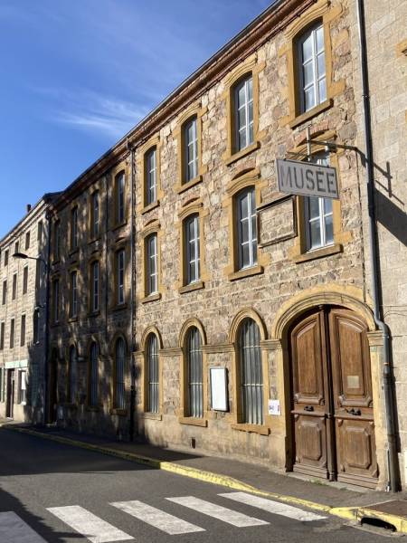 Rénovation et réhabilitation de l'ancienne manufacture de tissage Loire-Piquet en pôle culturel à Panissières en région Auvergne Rhône-Alpes